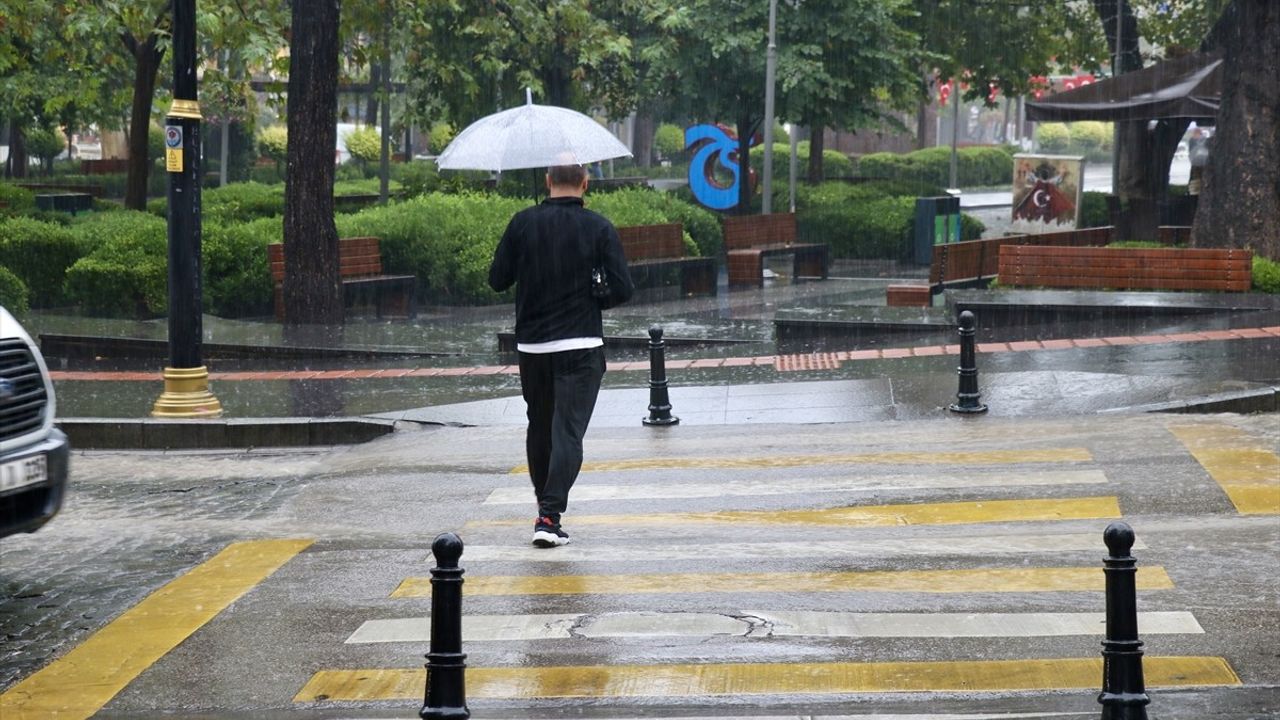 Trabzon'da Etkili Sağanak Yağışlar Yaşamı Zorlaştırdı