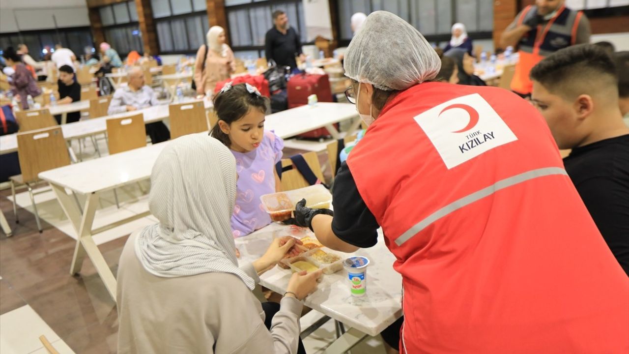 Türk Kızılay, Lübnan'daki Türk Vatandaşlarına Beslenme Desteği Sağlıyor