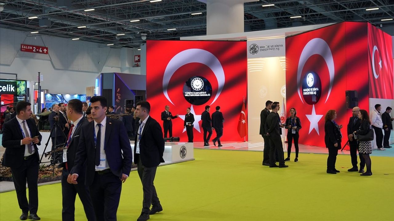 TUSAŞ'a Yönelik Terör Saldırısının Ardından SAHA EXPO'da Türk Bayrakları Dalgalandı