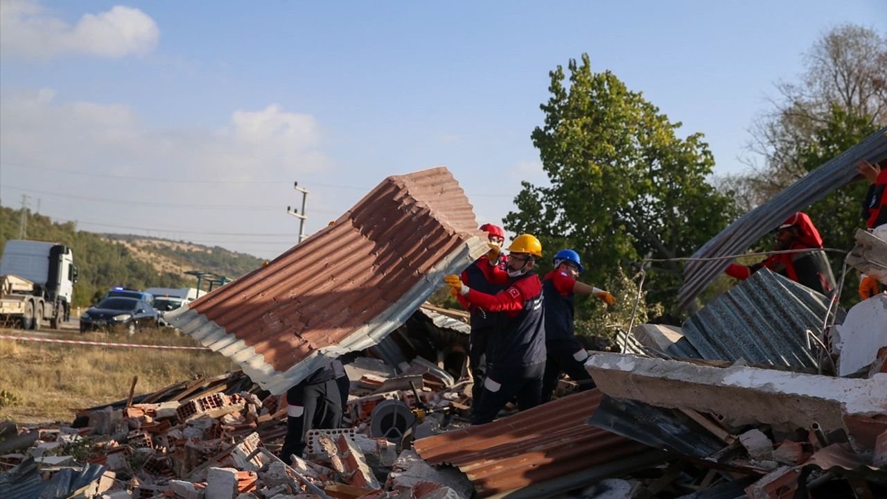 Uşak'ta 6 Saat Süren Deprem Tatbikatı Gerçekleştirildi