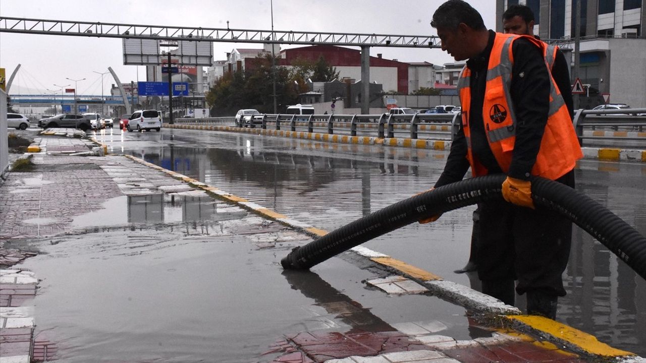 Van'da Sağanak Yağış Yaşamı Olumsuz Etkiledi