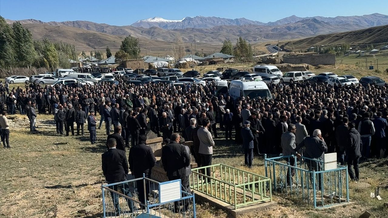 Van'da Trafik Kazasında Hayatını Kaybeden Baba ve Oğul Son Yolculuğuna Uğurlandı