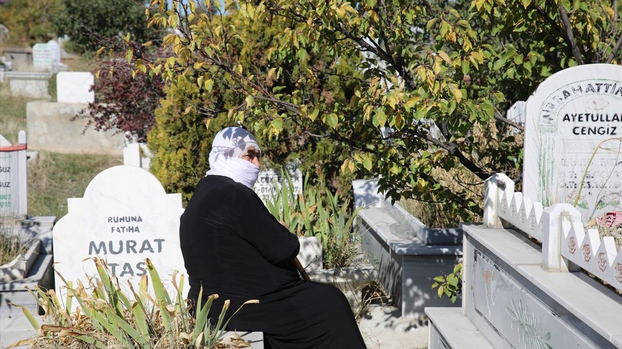 Van Depremi: Hayatını Kaybedenler Kabirlerinde Anıldı