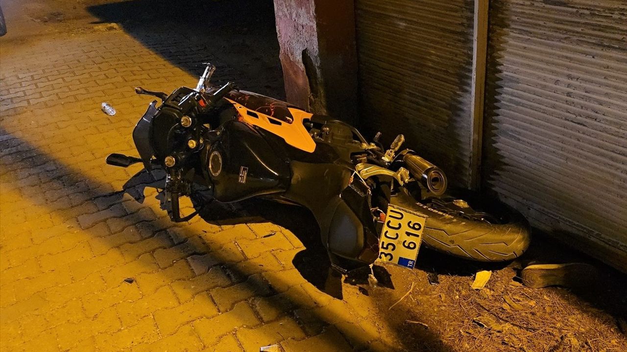 Adana'da Motosiklet ve Hafif Ticari Araç Çarpıştı, İki Yaralı