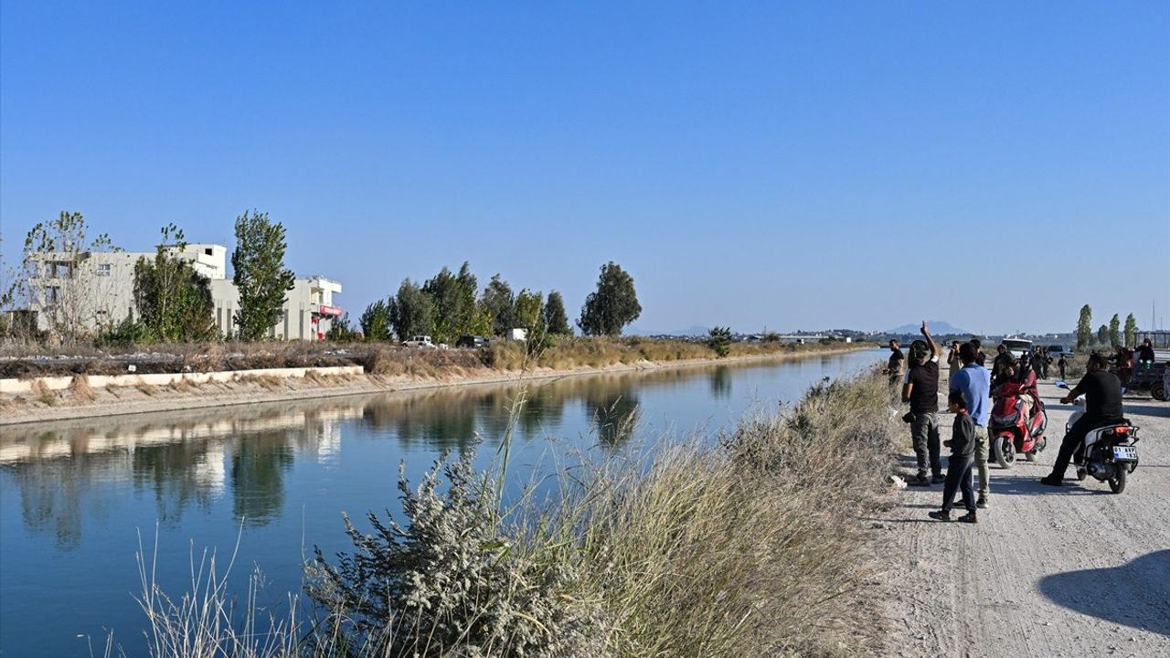 Adana'da Sulama Kanalında Kayıp Kardeşler: Biri Kurtarıldı, Diğeri Aranıyor