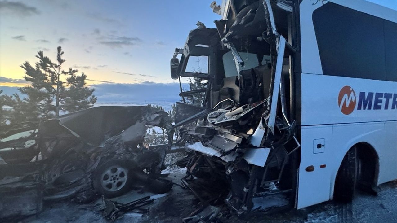 Afyonkarahisar'da Tırmanan Trafik Kazasında 30 Yaralı