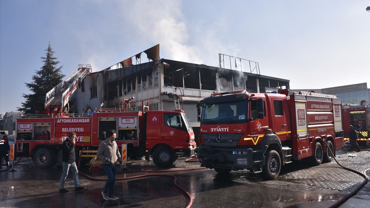 Afyonkarahisar'daki Yedek Parça Dükkanında Yangın Çıktı