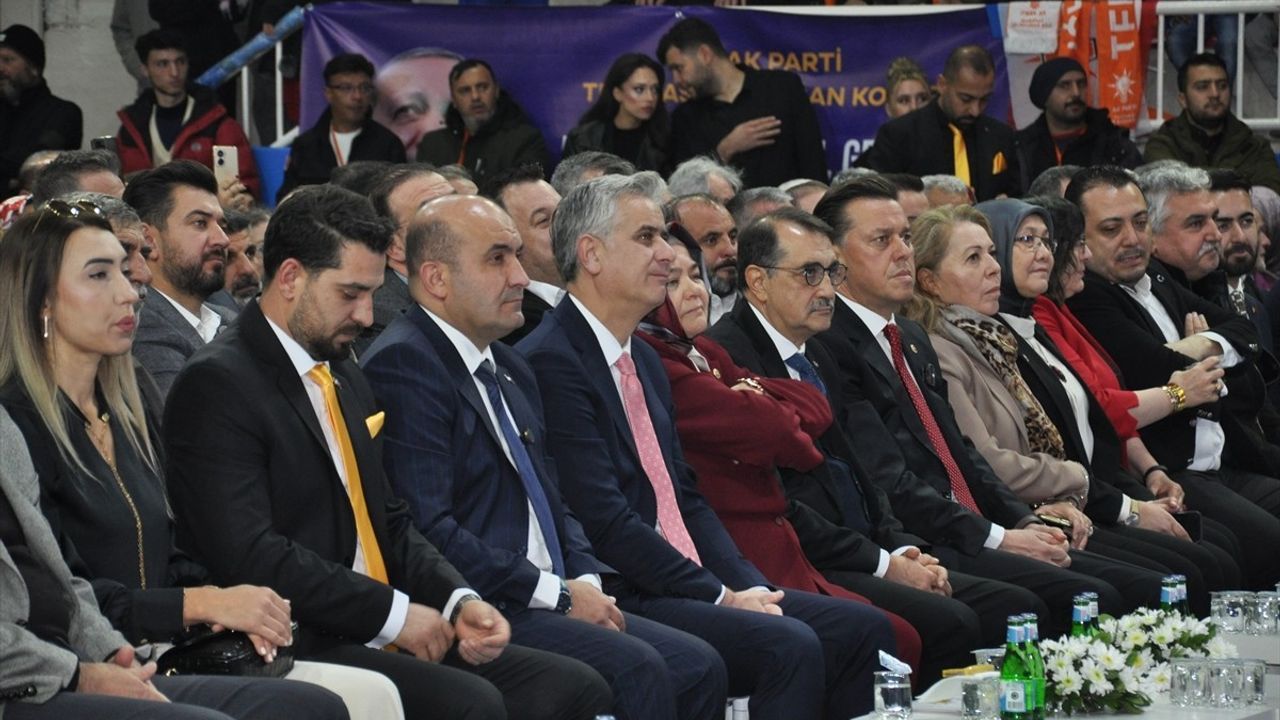 AK Parti'den Eleştiriler ve Hizmet Vurgusu: Türkiye'yi Yeni Yüzyıla Hazırlamak