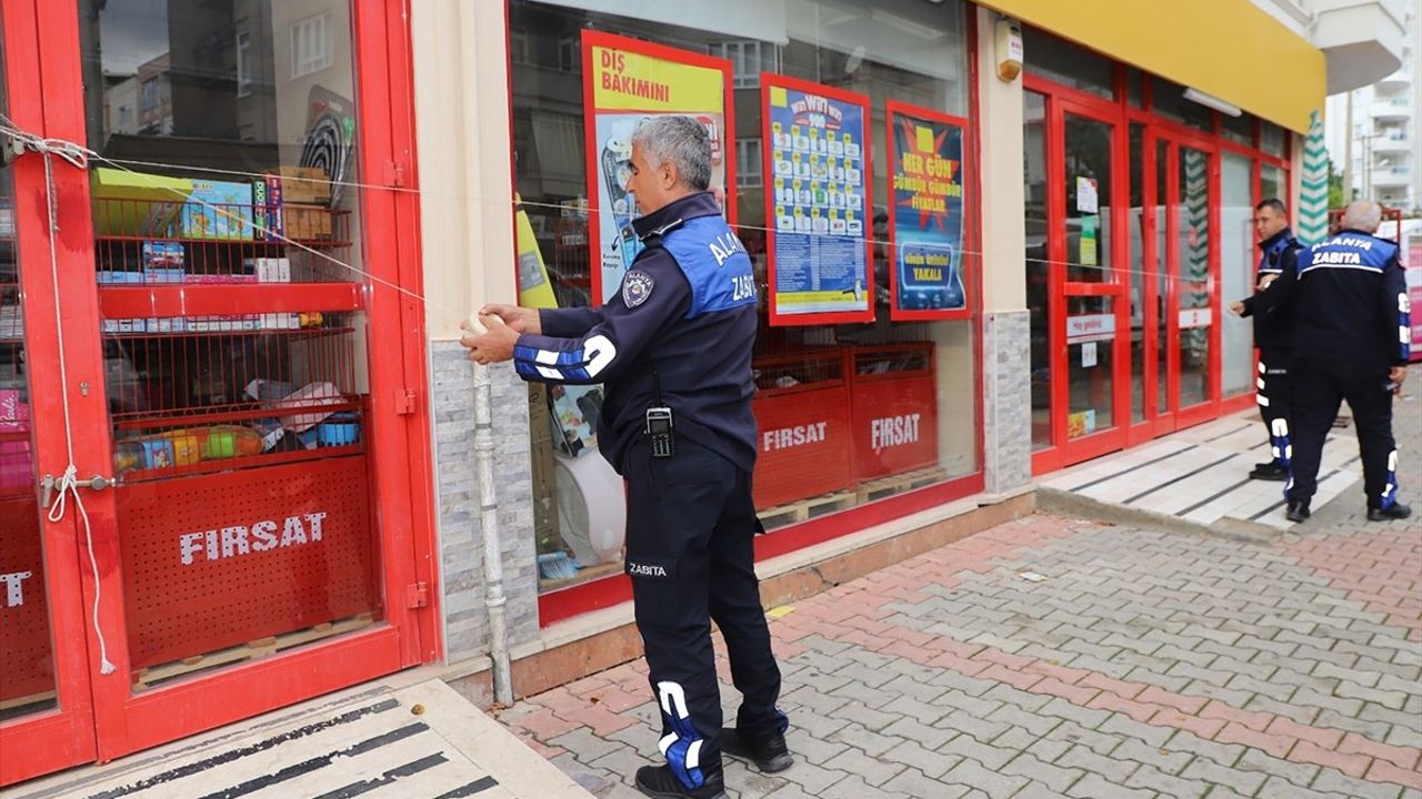 Alanya'da Tarihi Geçmiş Gıdalarla Mücadele: Zincir Market Mühürlendi