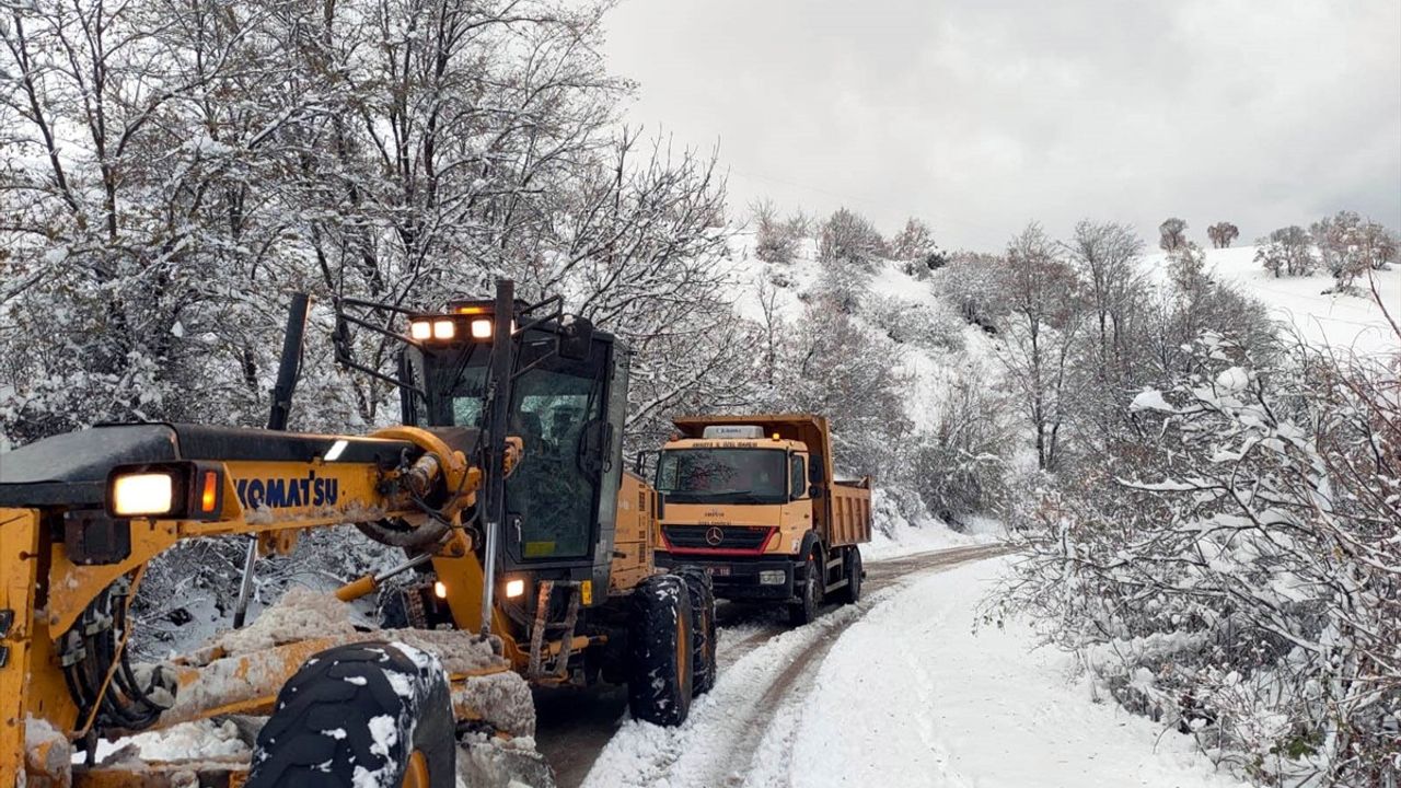 Amasya'da Kar Yağışı 93 Köy Yolunu Kapatmış Durumda