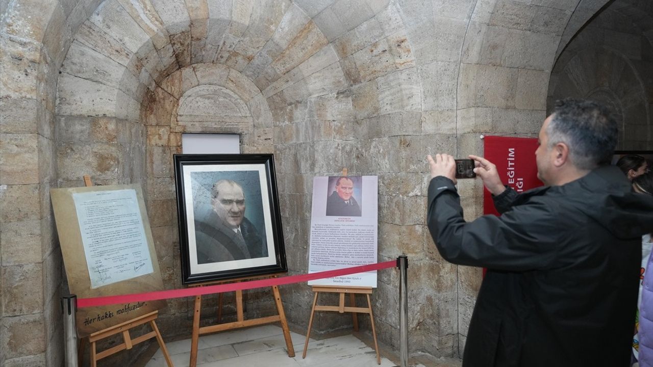 Anıtkabir'deki Orijinal Atatürk Portresi Sergisi Ziyarete Açıldı