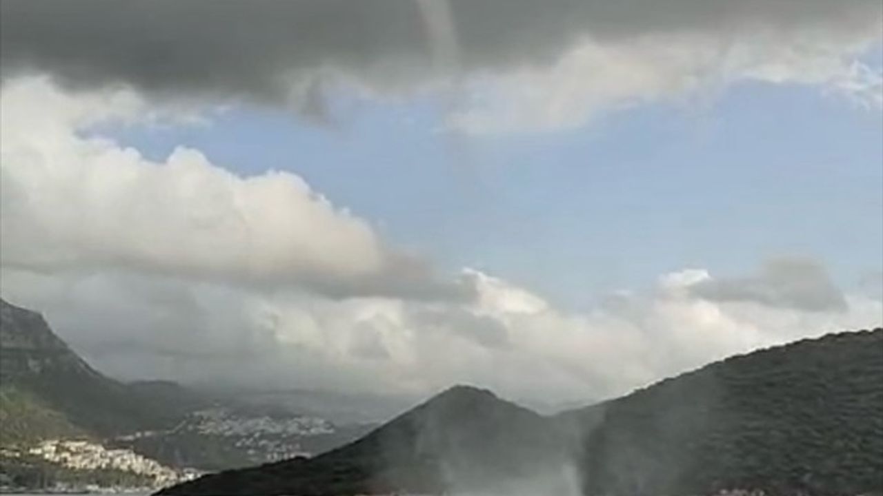 Antalya'da Hortum ve Sağanak Tarım Alanlarına Zarar Verdi