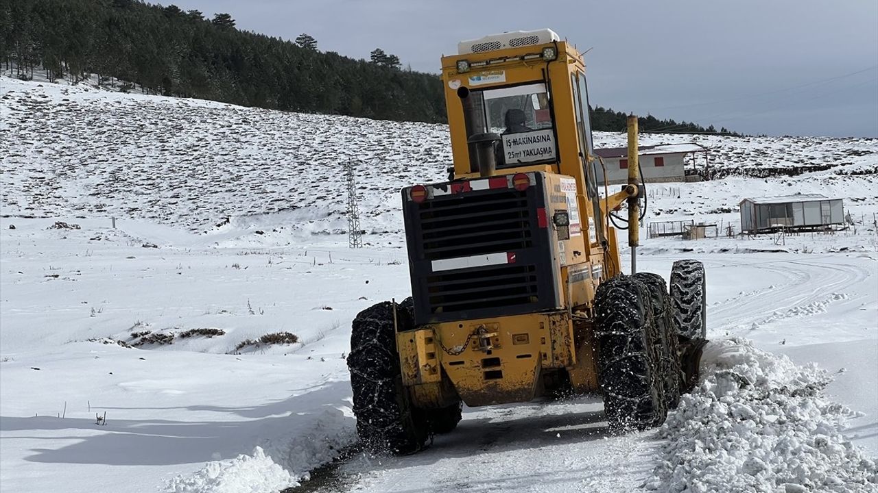 Antalya'da Kar Yağışı Mahsur Kalan Aileleri Kurtardı