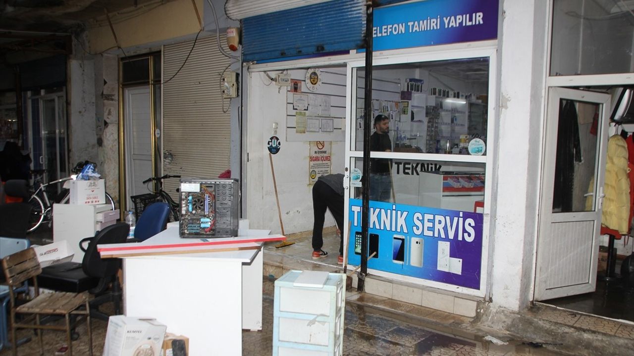 Antalya'da Sağanak Yağışlar Su Baskınlarına Yol Açtı