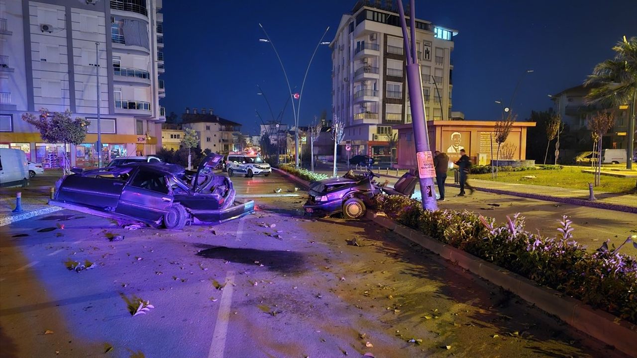 Antalya'da Trajik Kaza: Aydınlatma Direğine Çarpan Aracı İkiye Bölündü