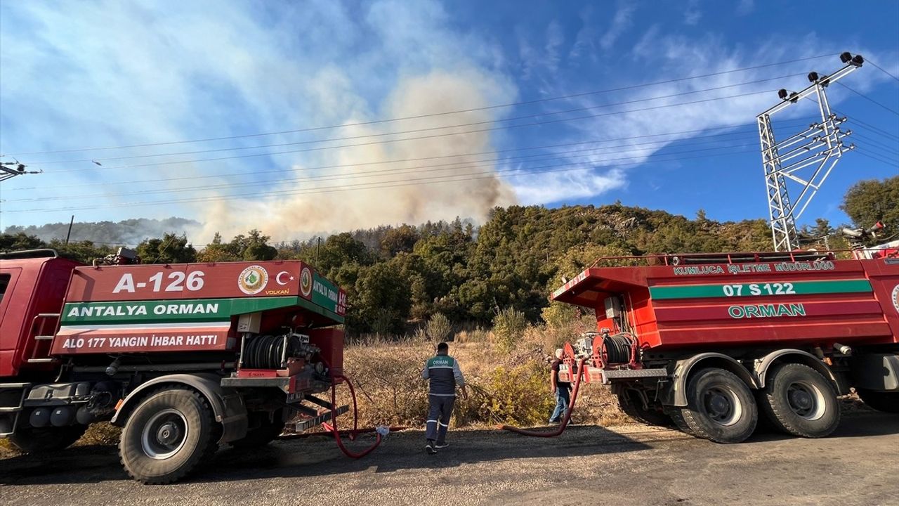 Antalya'daki Orman Yangınına Müdahale Devam Ediyor