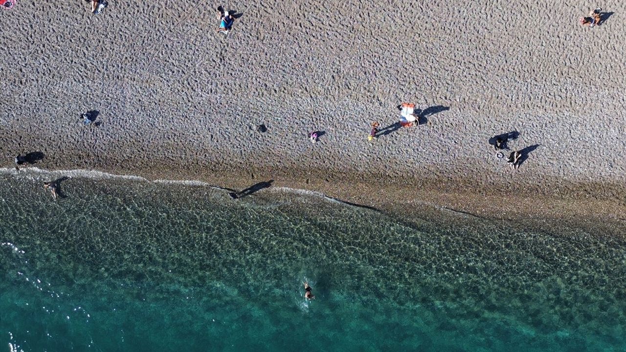 Antalya Sahilleri Güneşli Havada Canlandı