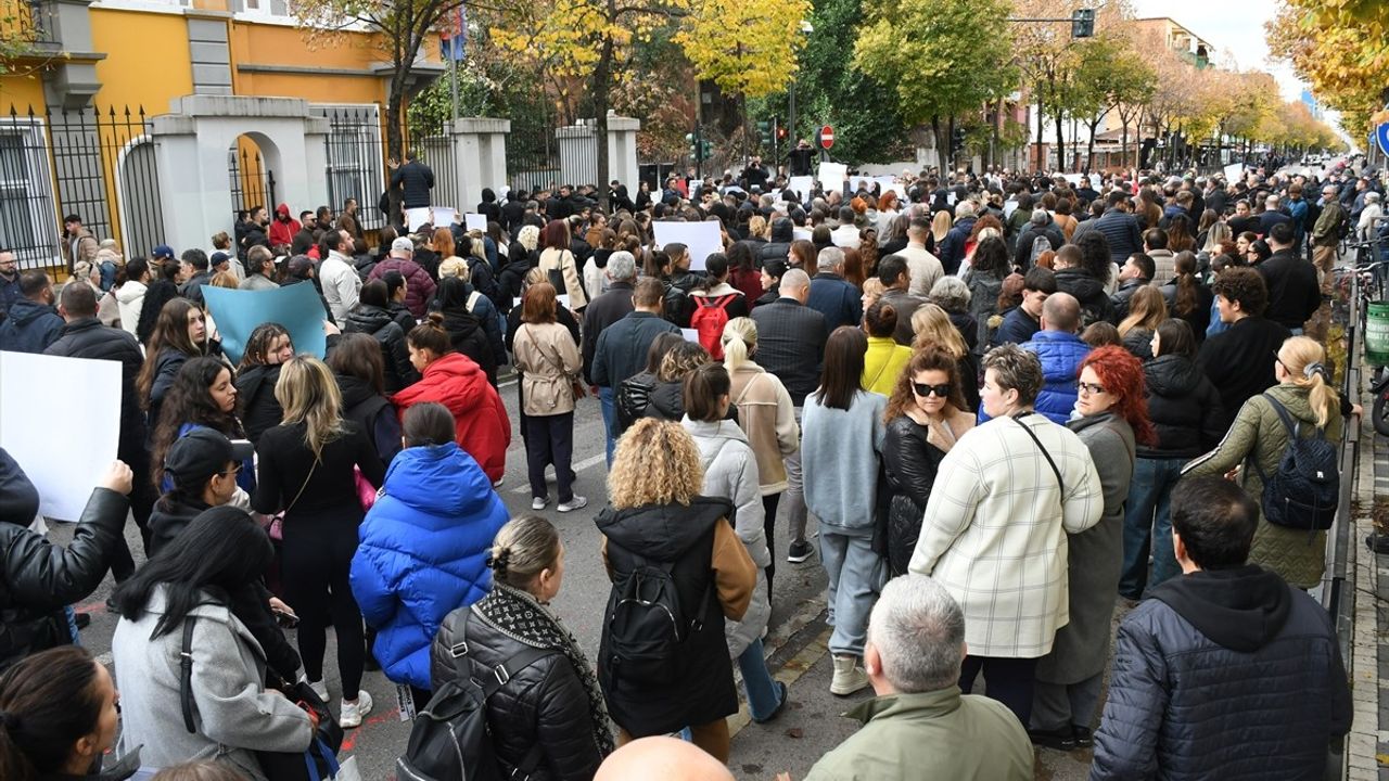 Arnavutluk'ta Akran Şiddeti Protestosu