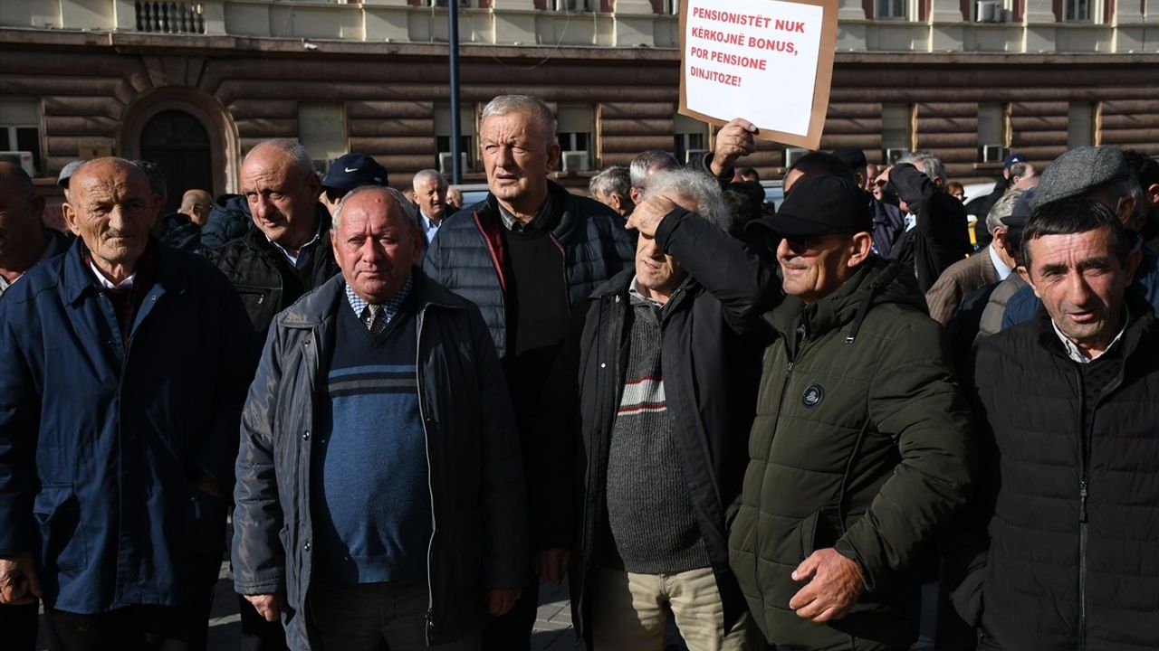 Arnavutluk'ta Emekliler Maaş Artışı İçin Protesto Düzenledi