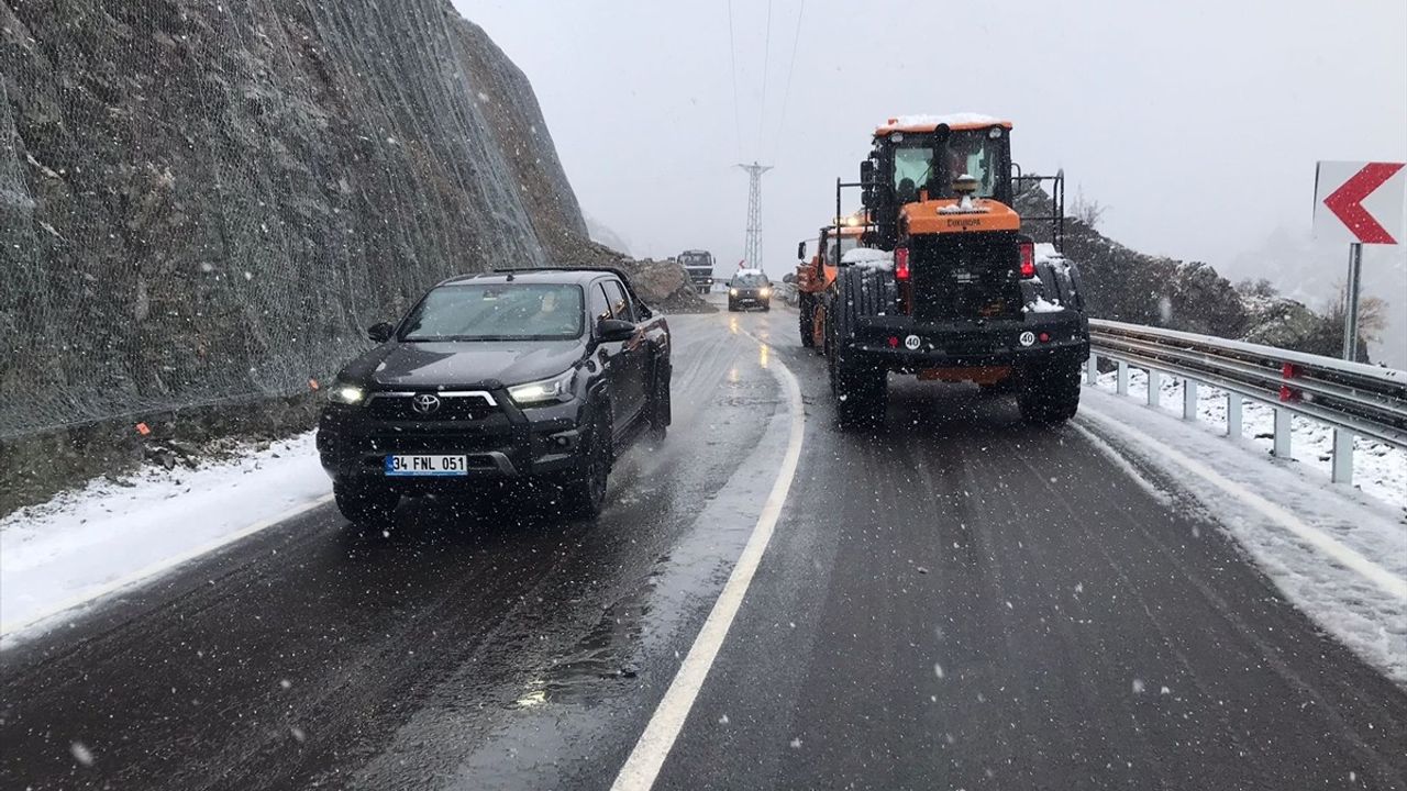 Artvin-Yusufeli Yolunda Heyelan Nedeniyle Ulaşım Kontrollü Yapılıyor