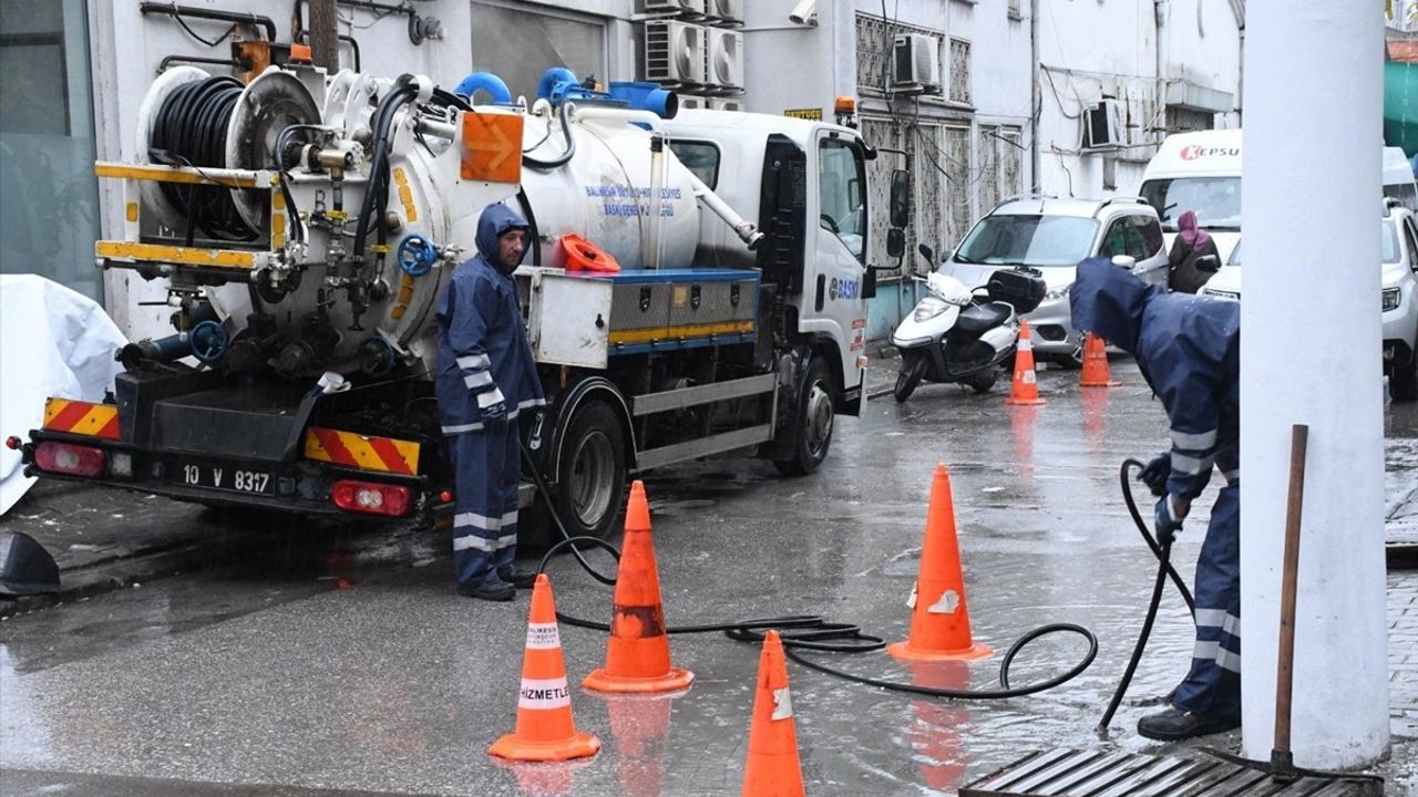 Balıkesir'de Sağanak Yağış Sonrası 502 Müdahale