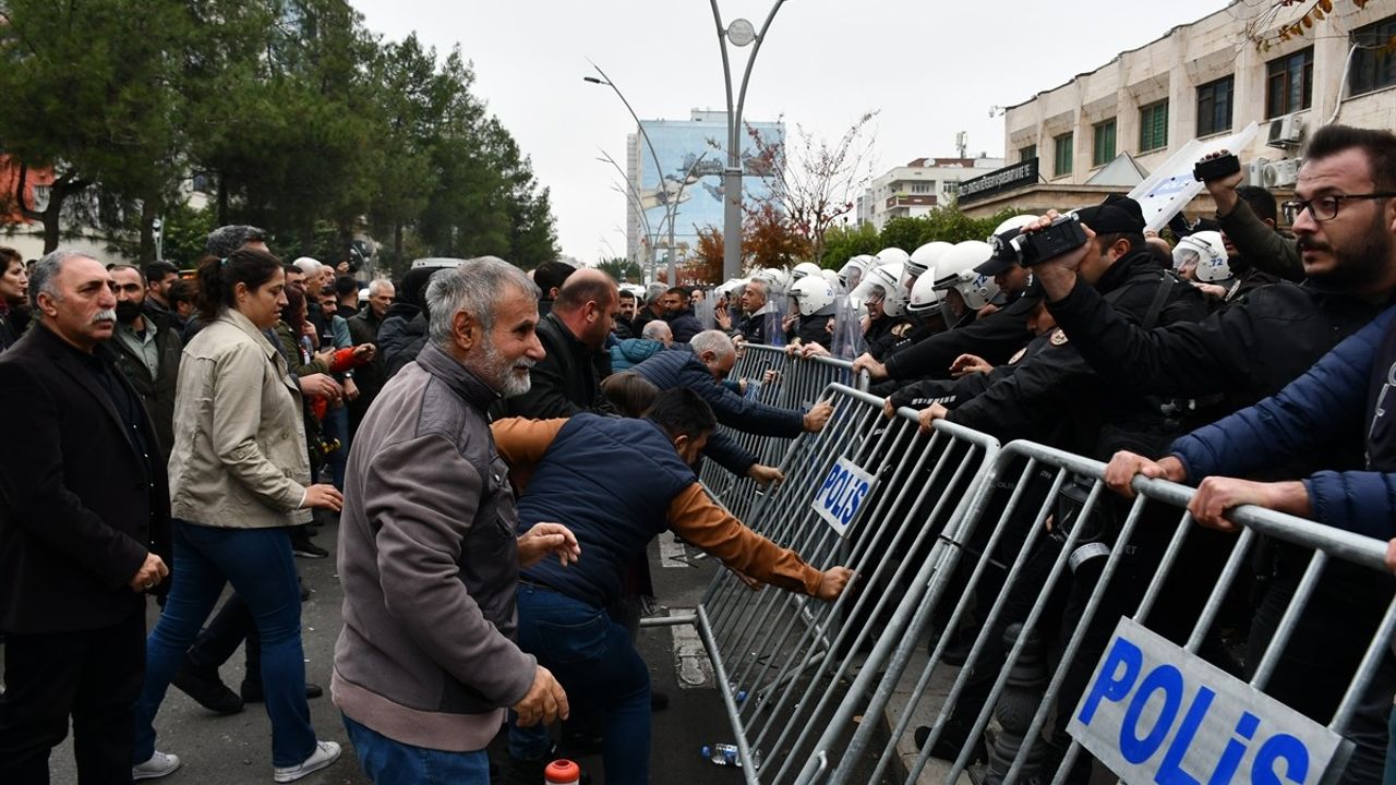 Batman Belediyesi Önünde Gözaltılar