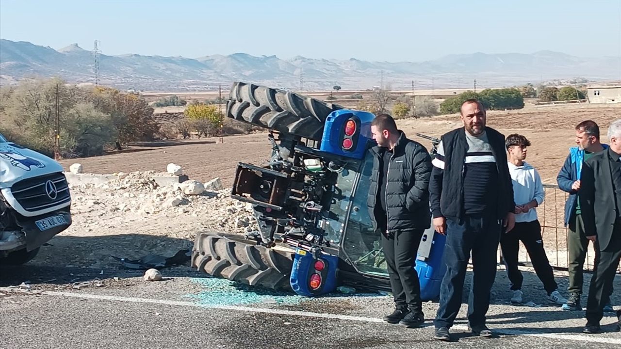 Batman'da Minibüs-Traktör Çarpışması: 5 Yaralı