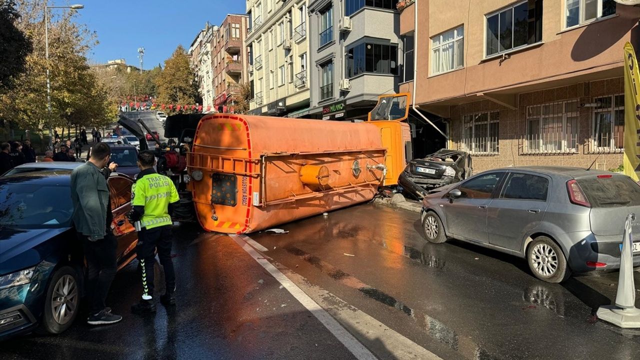 Bayrampaşa'da Yol Bakım Aracı Kazası: 3 Yaralı