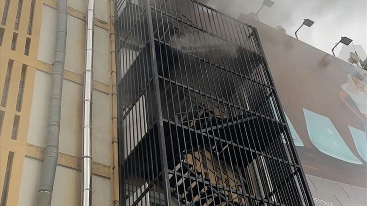 Beşiktaş'ta Elektrik Panosunda Yangın Çıktı
