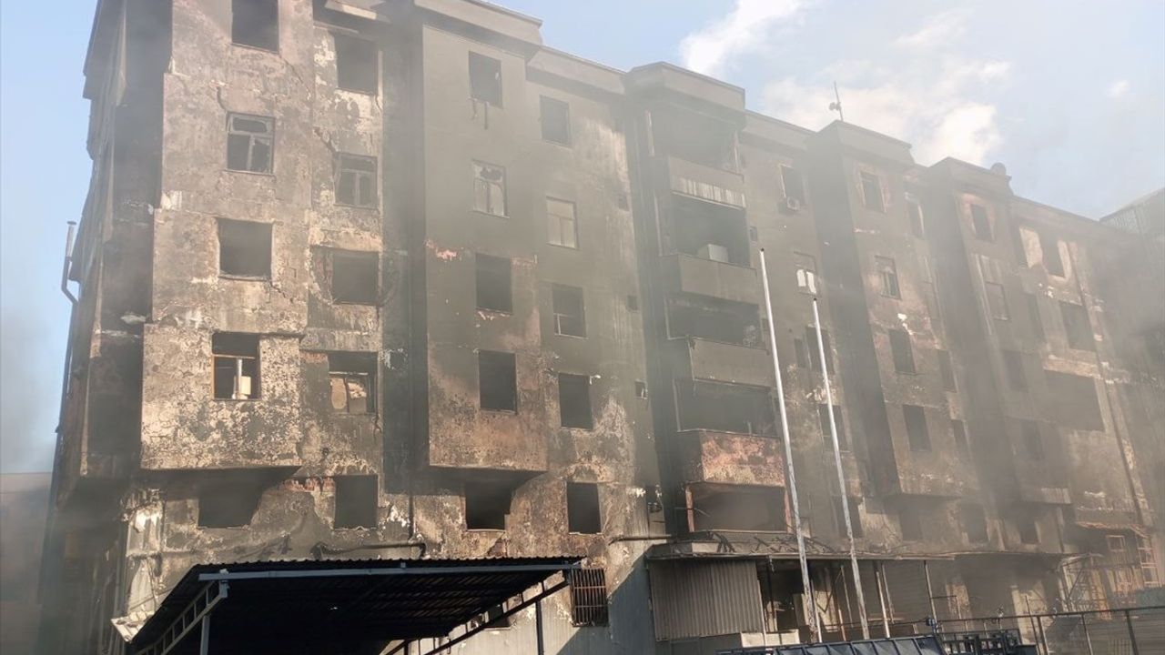 Beylikdüzü'nde Fabrika Yangını 36 Saattir Sürüyor