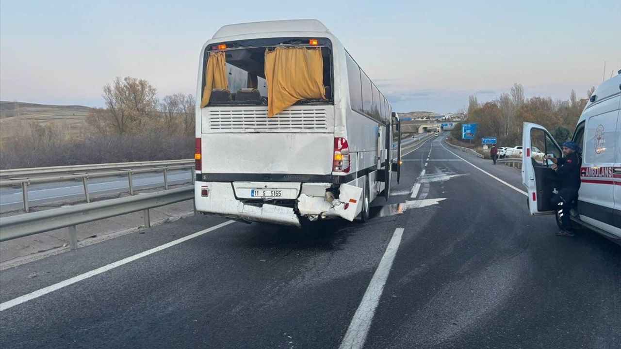 Bilecik'te Tırın İşçi Servisine Çarpması sonucu 10 Yaralı