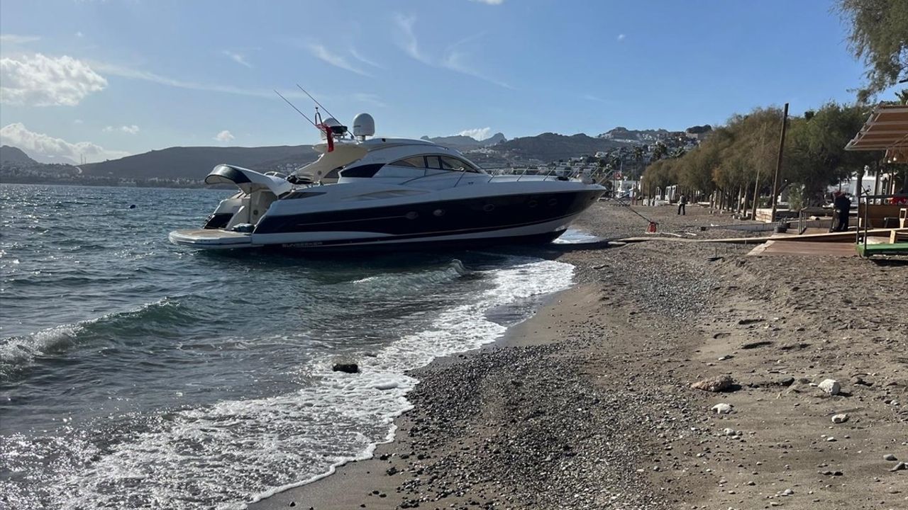 Bodrum'da Kuvvetli Rüzgar Nedeniyle Yat Karaya Sürüklendi