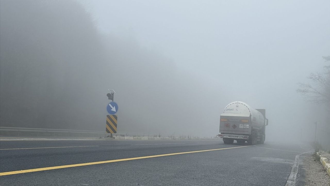 Bolu Dağı'ndaki Sis, Ulaşımı Olumsuz Etkiliyor