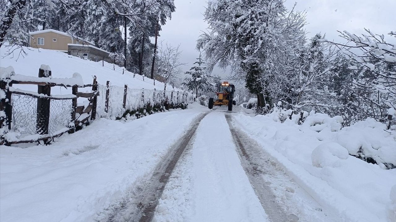 Bolu ve Bartın'da Kar Nedeniyle Kapanan Köy Yolları Ulaşıma Açıldı