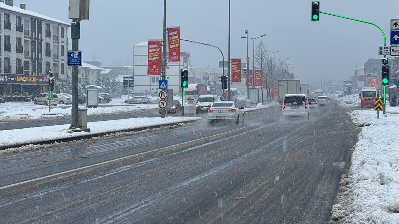 Bolu ve Düzce'de Kar Yağışı Devam Ediyor