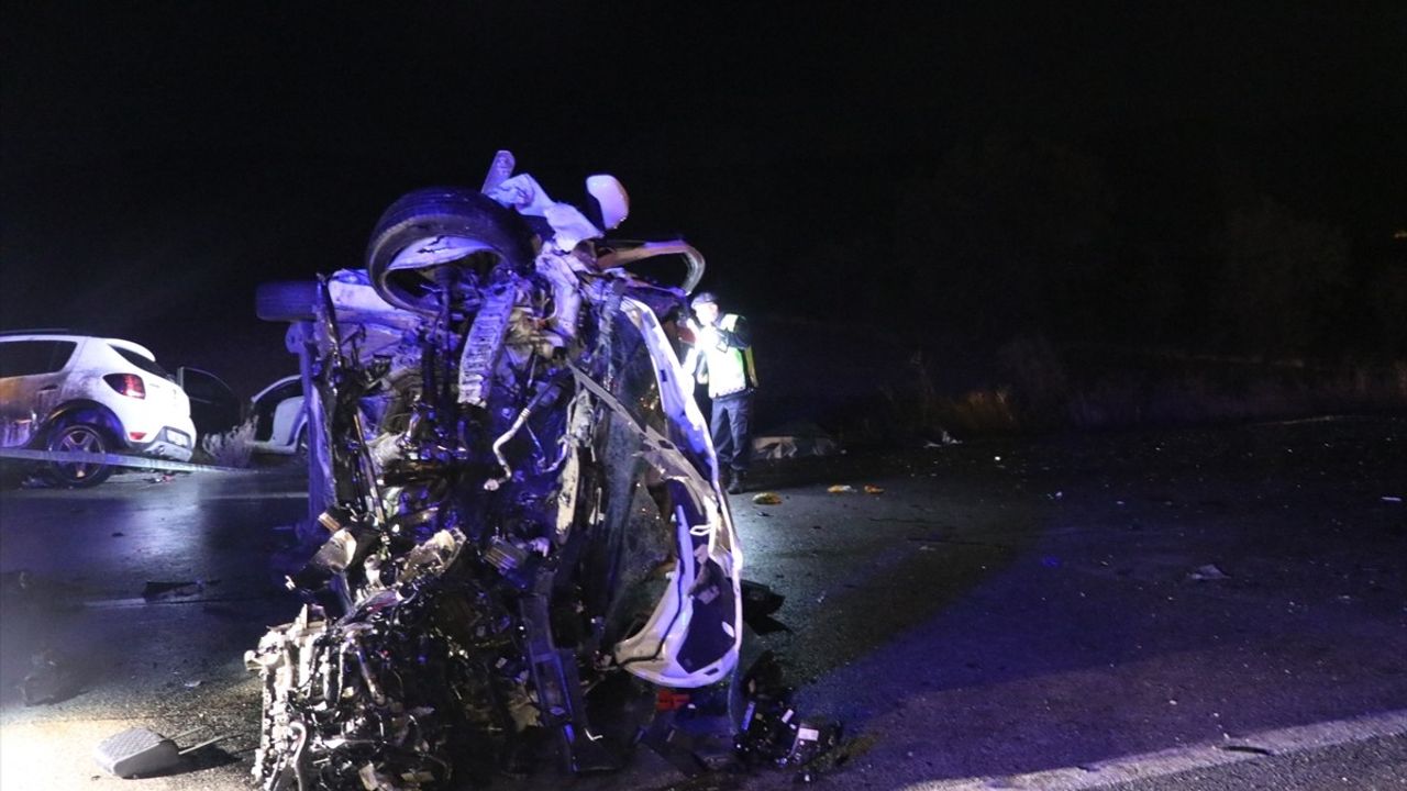 Burdur'da Üç Araçlı Kaza: 1 Ölü, 7 Yaralı