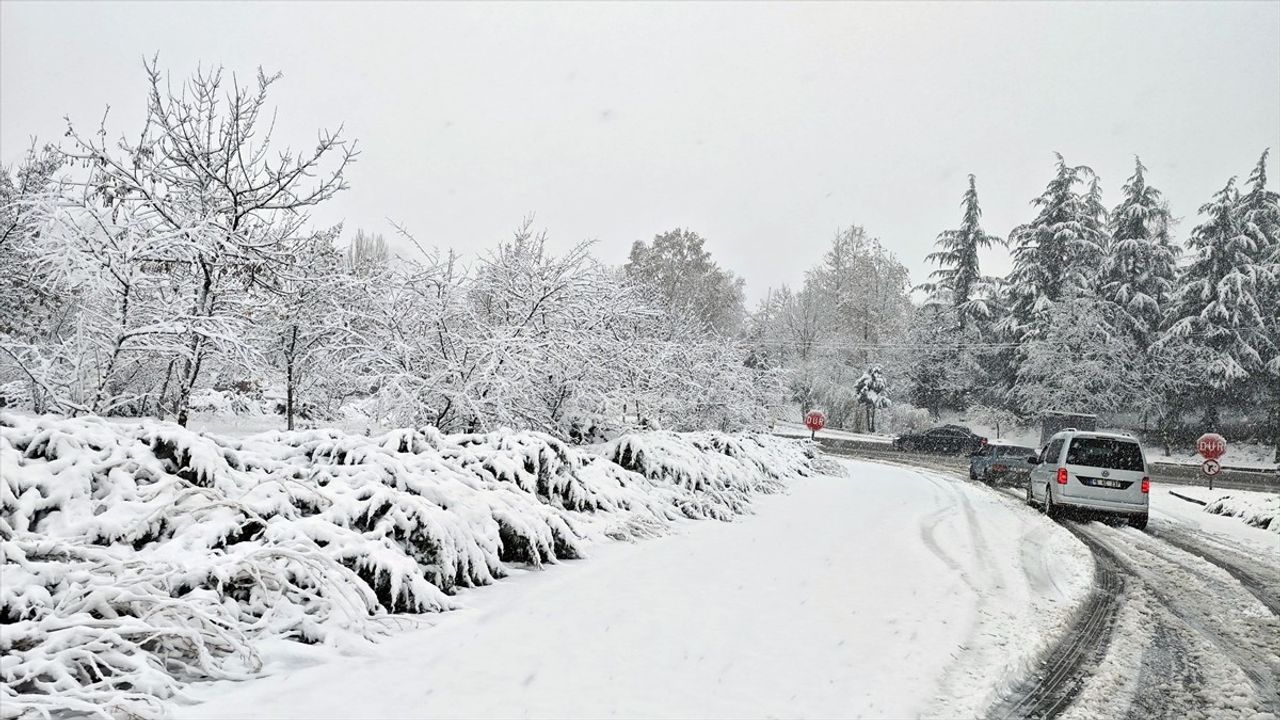 Bursa-Ankara Kara Yolunda Kar Yağışı Etkili Oluyor