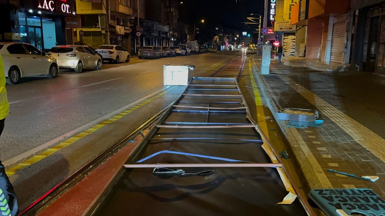 Bursa'da Fırtına, Ağaçları ve Araçları Vurdu