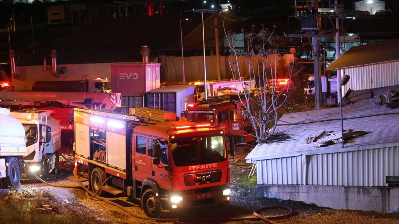 Bursa'da Mobilya İmalathanesinde Yangın Kontrol Altına Alındı