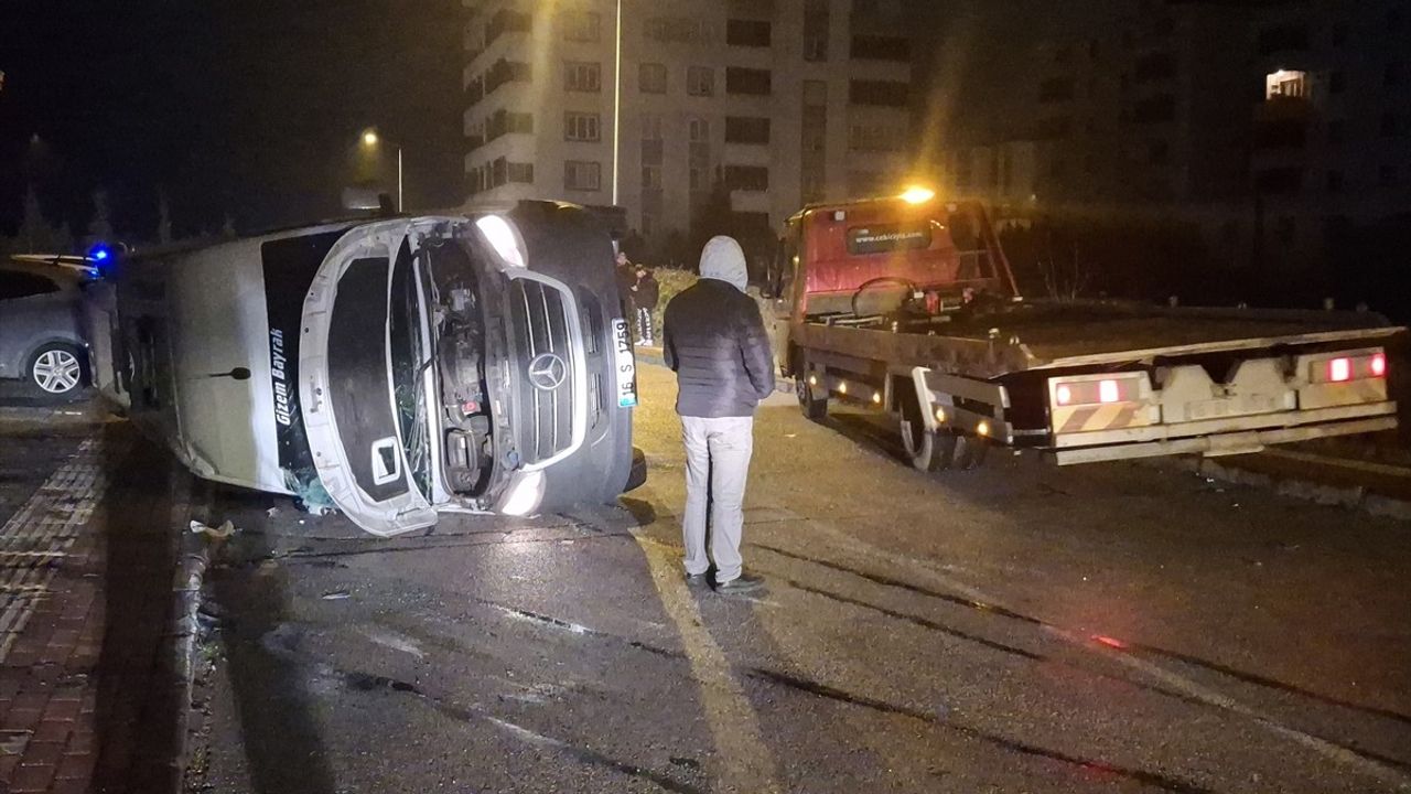 Bursa'da Servis Minibüsü ile Otomobil Çarpıştı: 8 Yaralı