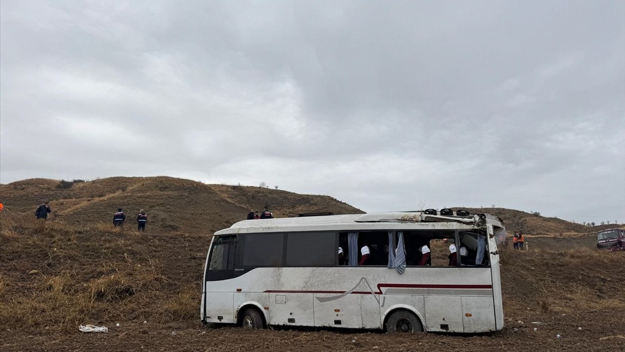 Çankırı'da Cenazeye Giden Midibüs Devrildi: 29 Yaralı