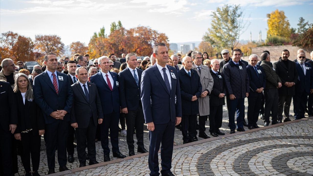 CHP Lideri Özgür Özel'den Bülent Ecevit Anma Ziyareti