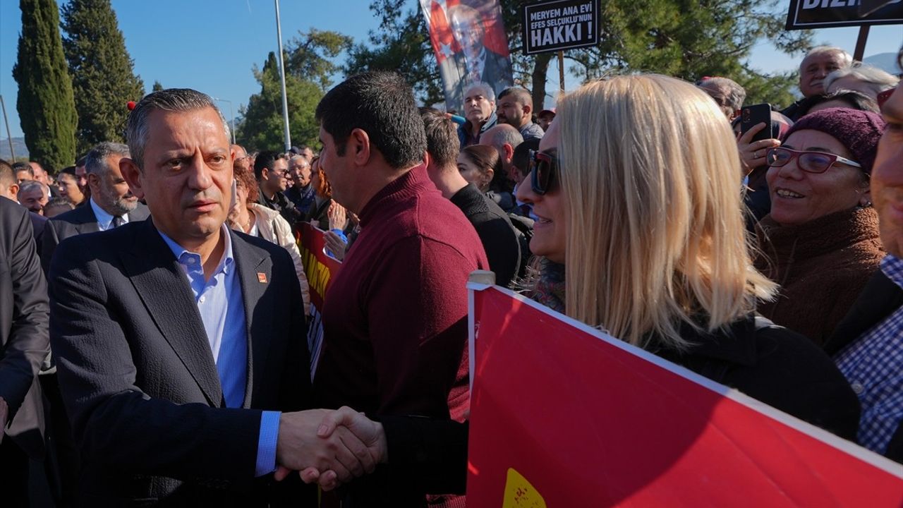 CHP Lideri Özgür Özel'den İzmir'deki Otopark Tartışmasına Tepki