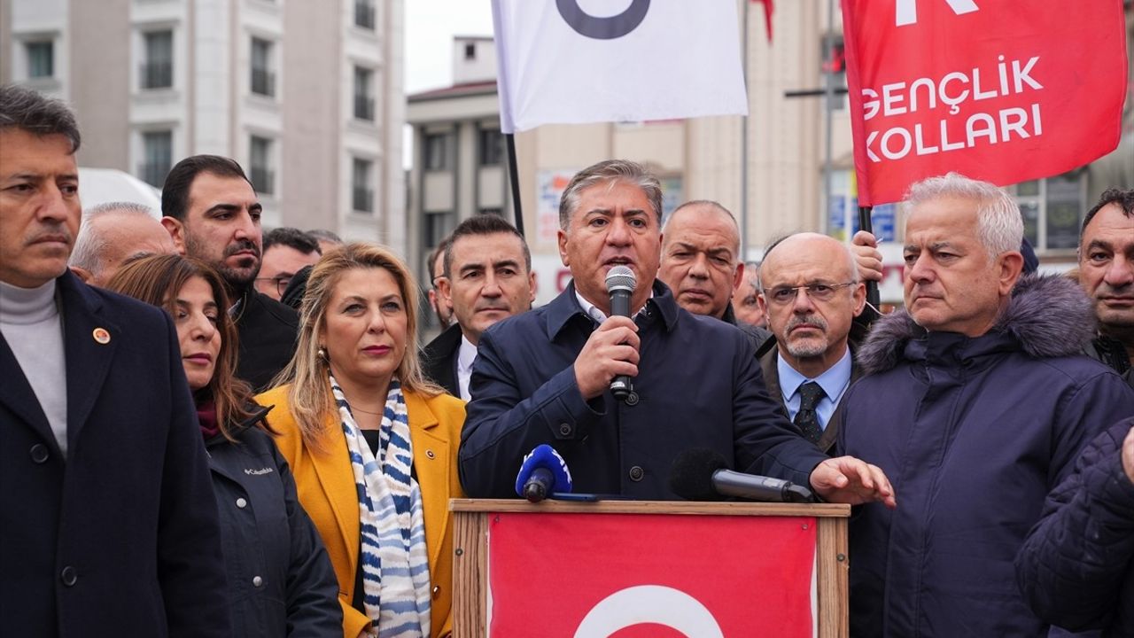 CHP'nin Esenyurt'taki Protesto Eylemi Devam Ediyor