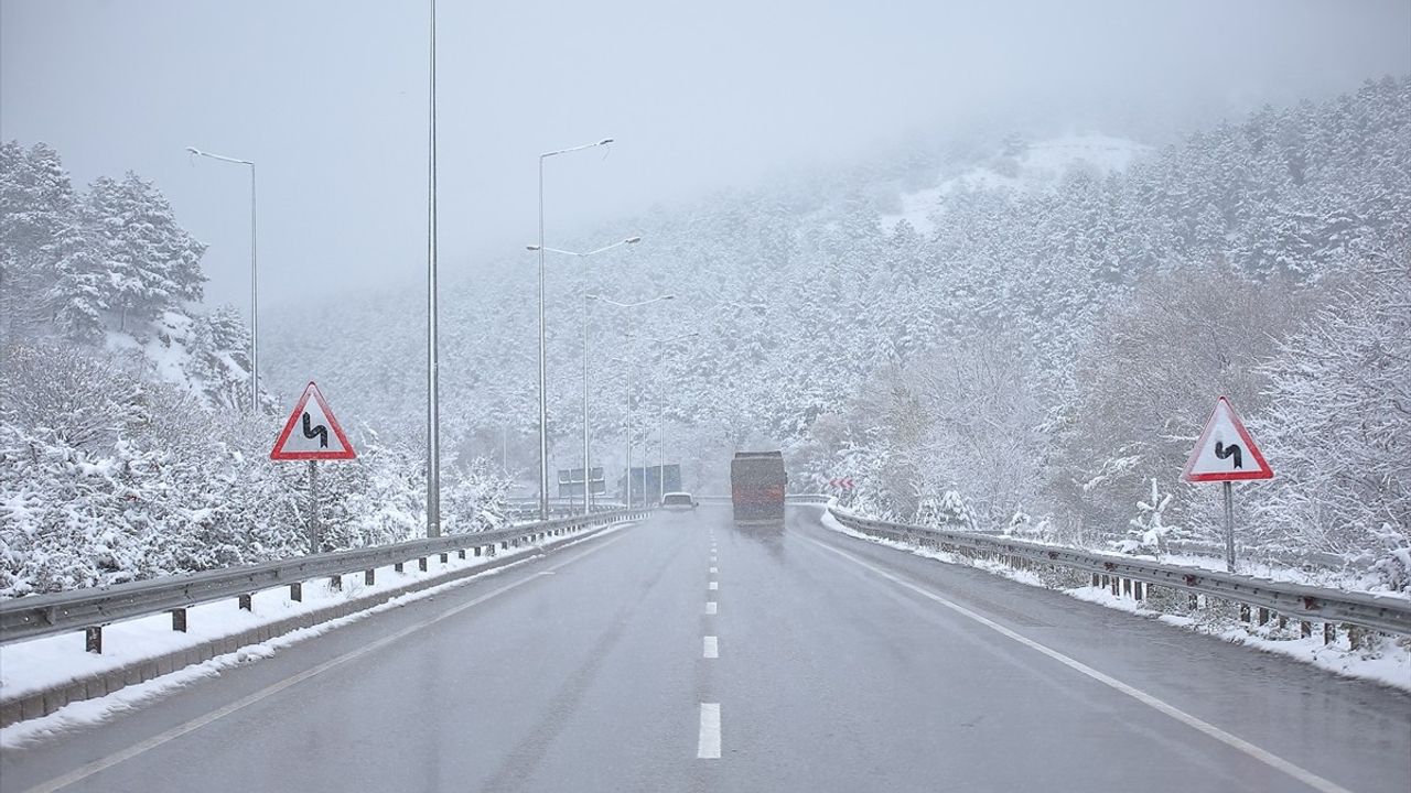 Çorum'da Samsun-Ankara Kara Yolunda Kar Yağışı Etkili Oluyor