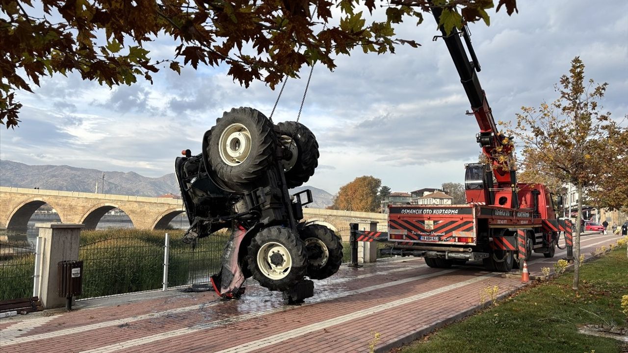 Çorum'da Traktörün Kızılırmak Nehri'ne Düşmesi Sonucu Yaralanma