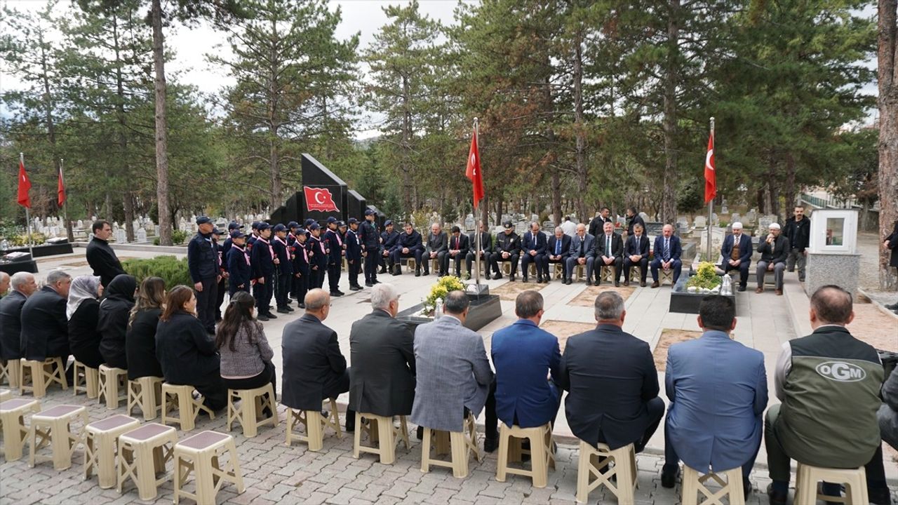 Çorum Valisi Ali Çalgan, Şehit Öğretmen Aybüke Yalçın'ın Kabrini Ziyaret Etti