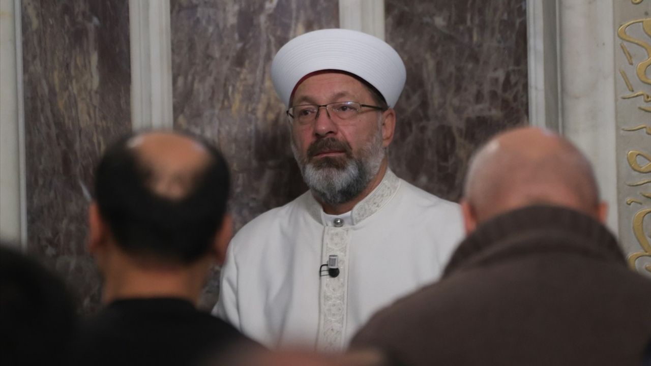 Diyanet Başkanı Erbaş, Bakü Şehitlik Camisi'nde Namaz Kıldırdı