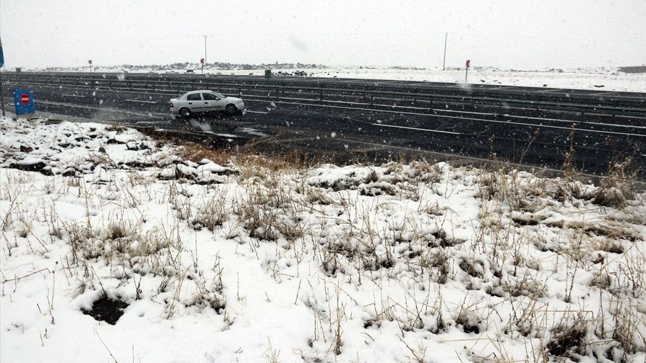 Diyarbakır'da Mevsimin İlk Karı Düştü