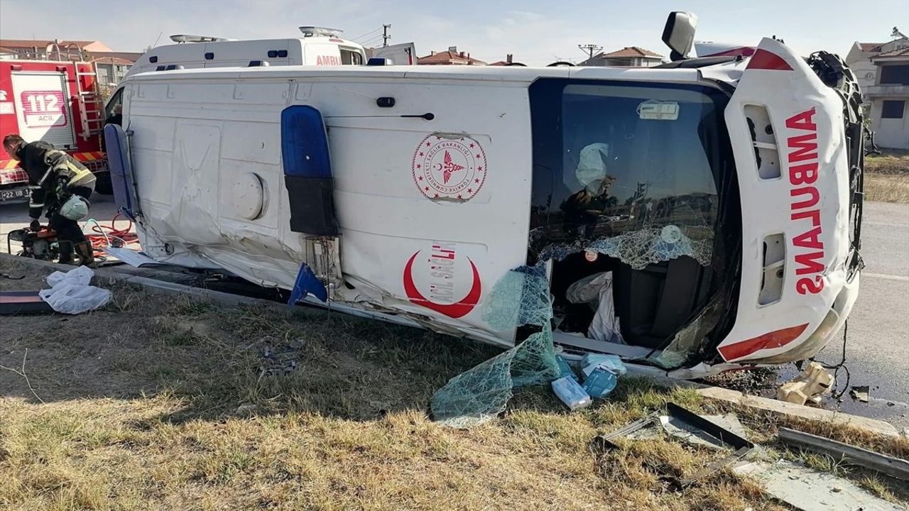 Edirne'de Ambulans ve Otomobil Çarpıştı, 7 Yaralı